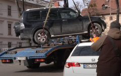 Парковочным инспекторам временно запретили эвакуировать авто