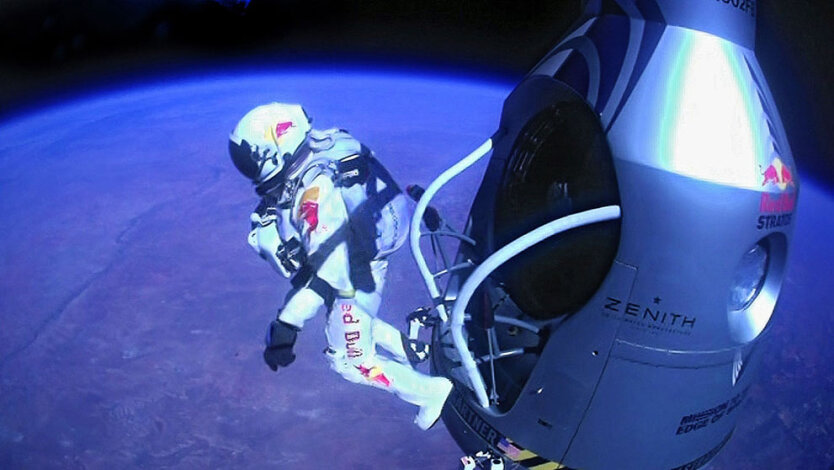 Австрийский авиатор Феликс Баумгартнер прыгает из капсулы в стратосфере Земли. 