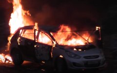 В Киеве загорелось припаркованное авто: видео