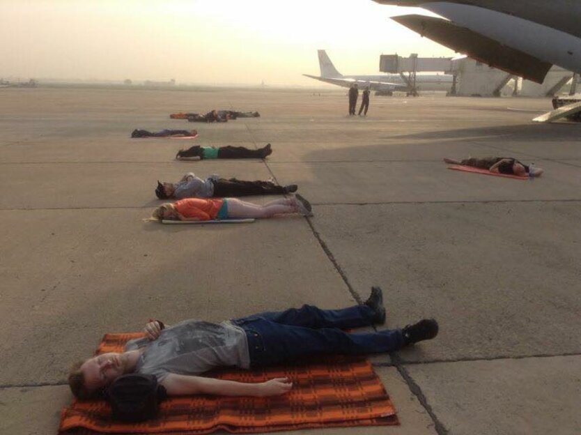 Украинцы спят в Баку на аэродроме2