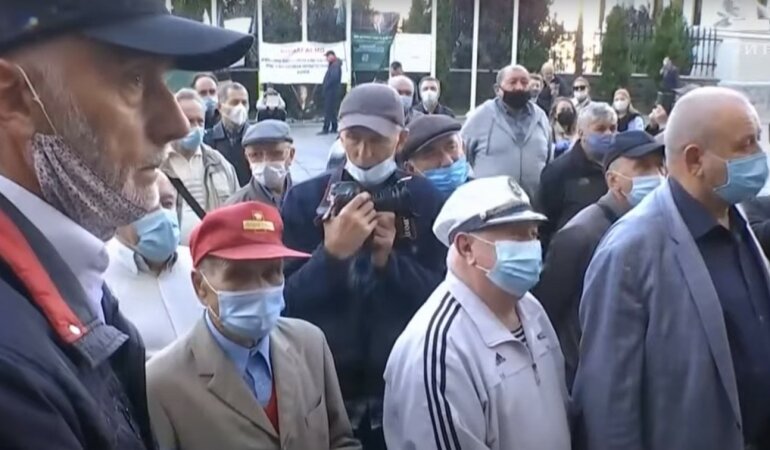 Военные пенсионеры пикетировали Офис президента