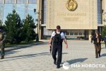 Лукашенко снова охраняет свой дворец с автоматом: новое фото