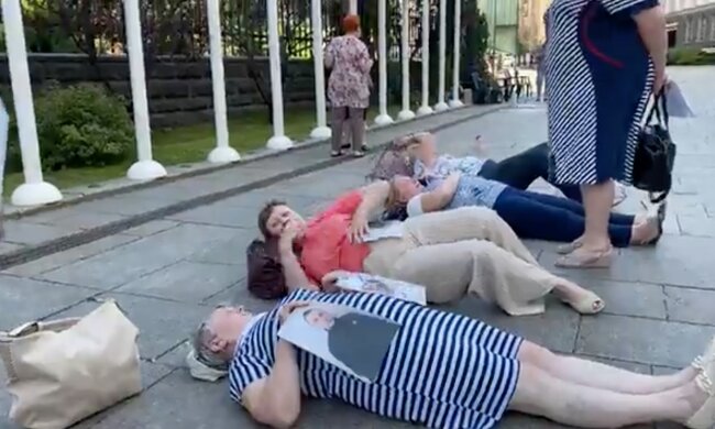 Протест матерей украинских военных на Банковой