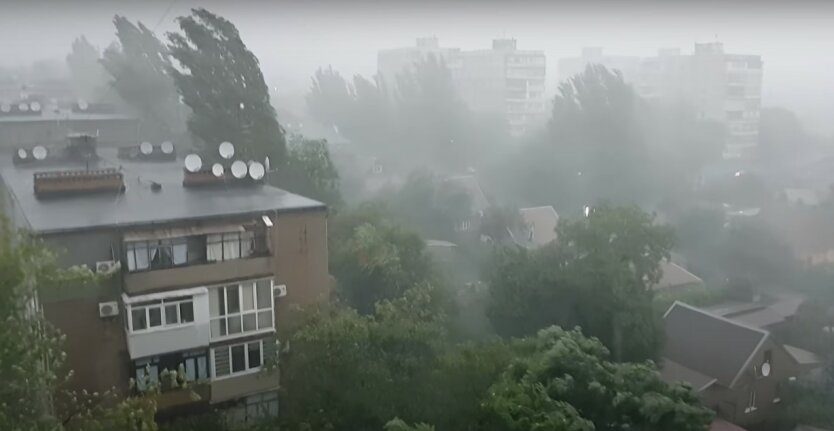 Ливень в Запорожье,дожди с грозами в Украине,ливень и сильный ветер в Запорожье