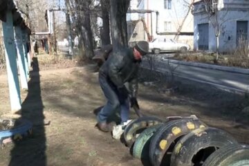 В Киеве демонтируют «клумбы» из старых автопокрышек