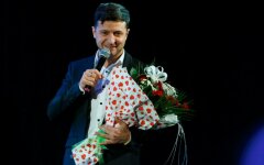 президент украины владимир зеленский держит цветы