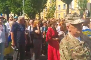 Во время парада в Киеве произошла попытка самосожжения