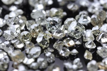Many valuable diamonds, raw and cut, for further processing for the jewelery industry — ibxrrf04137479.jpg