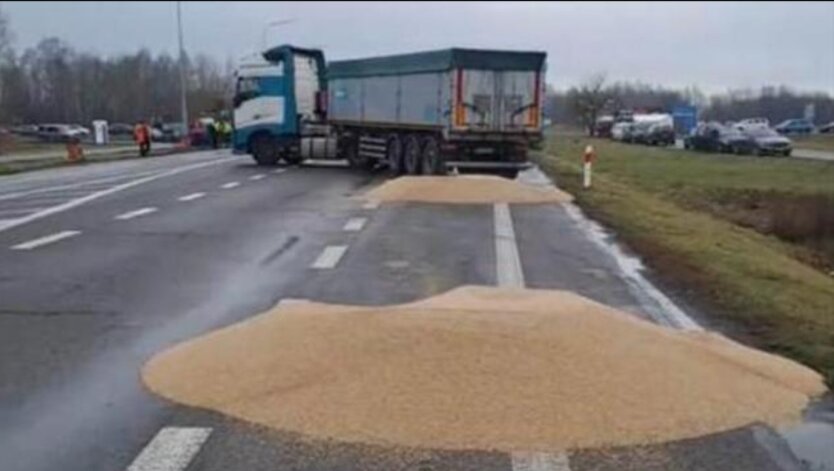 Польські фермери висипали на дорогу українське зерно