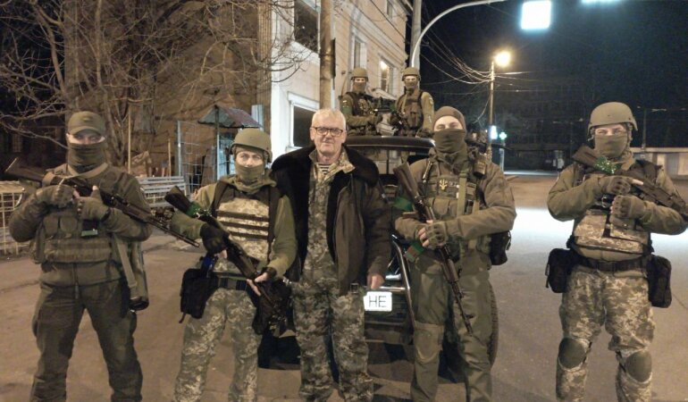 На фото ребята из Морской Самообороны стоят в Черноморке у этого туалета