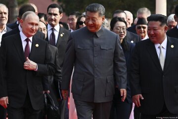 Владимир Путин, Си Цзиньпин и Ким Чен Ын в Пекине / Фото: Sergei Bobylev/Sputnik/AP