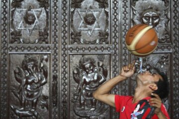 10. Танишман Гурагаи из Непала установил мировой рекорд по удерживанию баскетбольного мяча на зубной щетке. Его время 22,41 секунд. (bigpicture.ru)