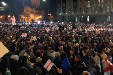 "Путин - х...ло": в Грузии не утихают протесты, звучит гимн Украины
