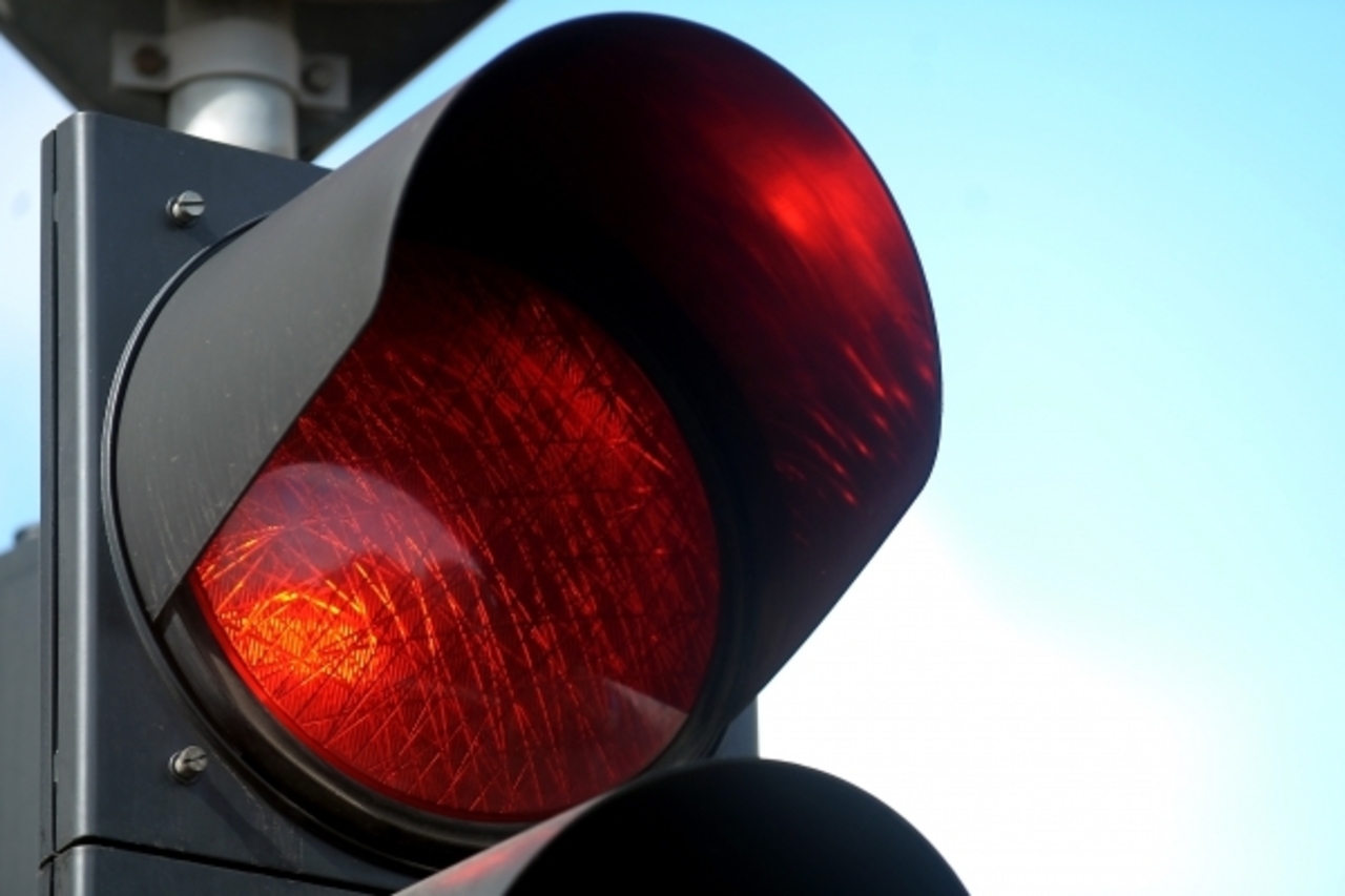 Traffic light red. Красный светофор. Красный свет светофора. Красный йвет световофра. Проезд на красный свет.