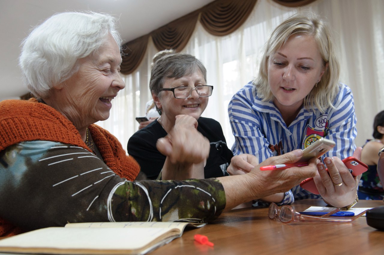 Телефон для пенсионеров 2024. Образование для пожилых. Смартфон для пенсионеров. Бабушка со смартфоном. Урок о пожилых людях.