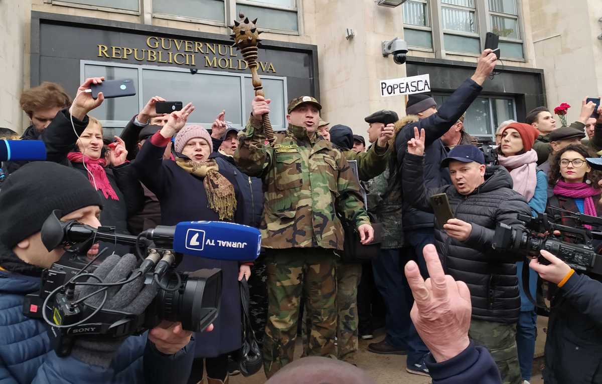 Стенд с фотографиями ветеранов вов