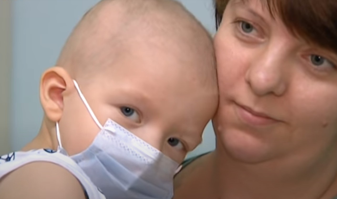 Дети болеющие онкологией. Онкобольные дети с родителями. Дети онкобольные в Украине. Приднестровье онкобольные дети. Фото зоболнвших детей короновирусо.