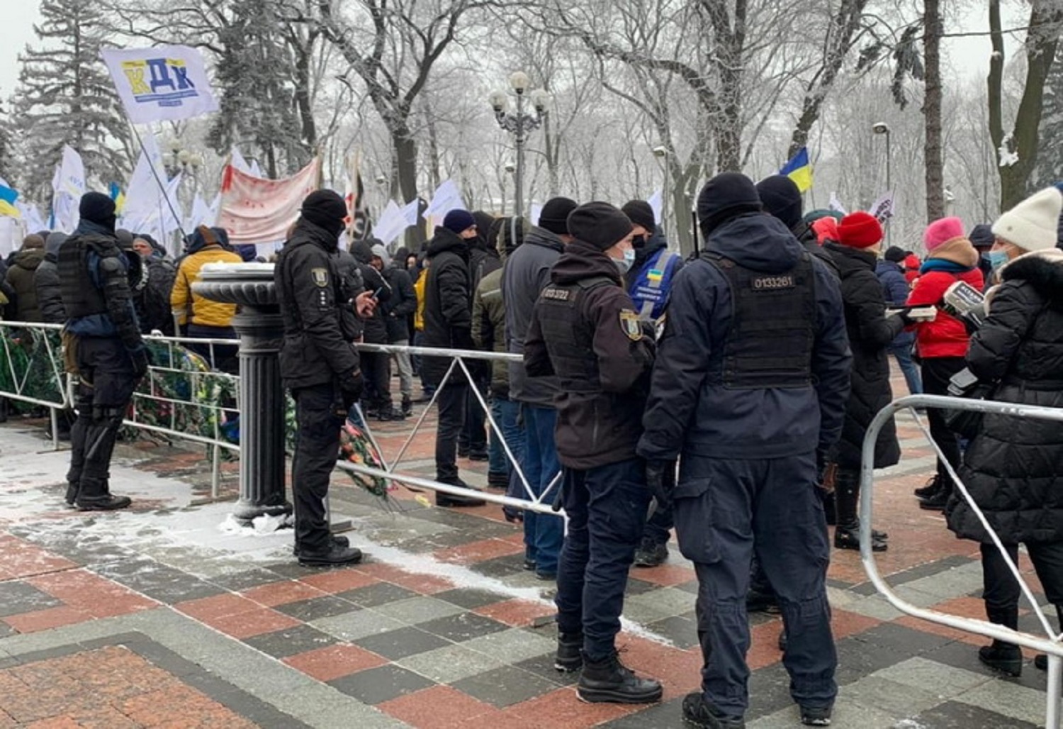 Киев новости часа. Митинг в Киеве полицейский. Митинги протесты. Киев новости.