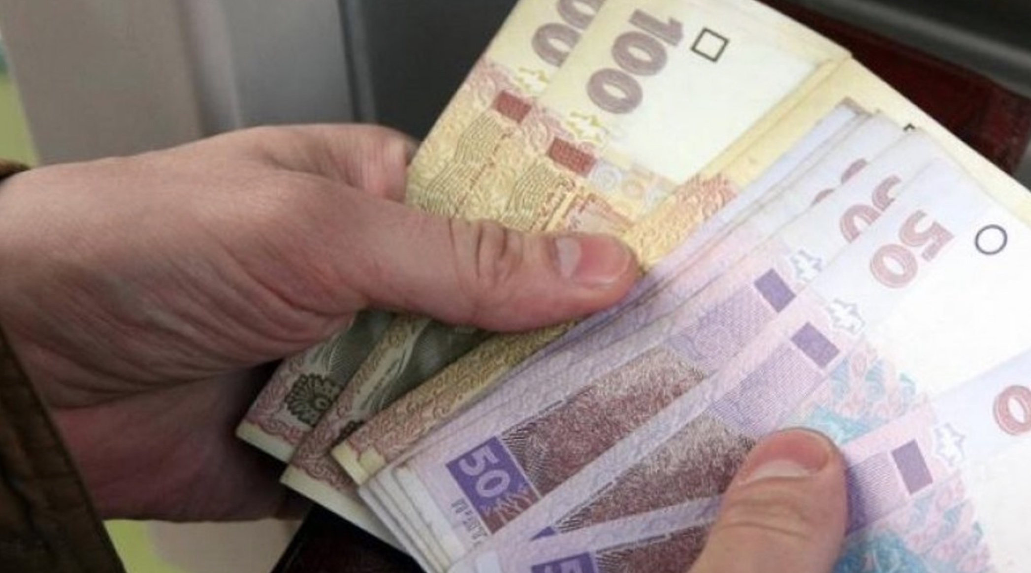 Средняя зарплата в Украине: Госстат показал, как менялись суммы и курс ...