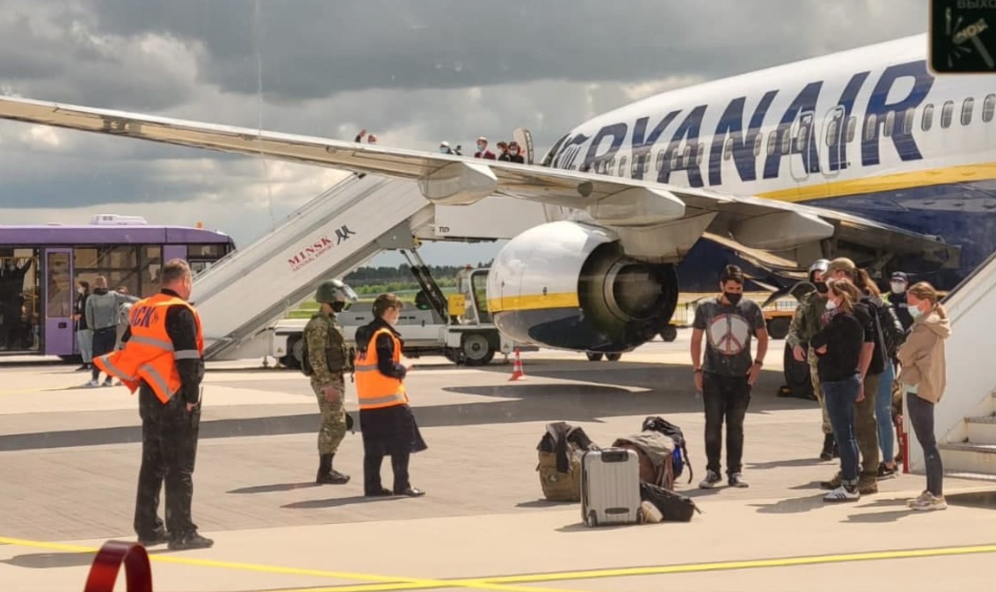 Почему летают самолеты минск. Ryanair в Минске. Самолет Ryanair. Минск самолет. Посадка пассажиров в самолет.