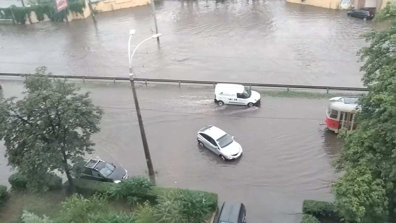 Метро в киеве затопило. Наводнение в Киеве. Ул Киевская потоп. Затопило Академгородок. Потоп в Киеве в fgghtkb.