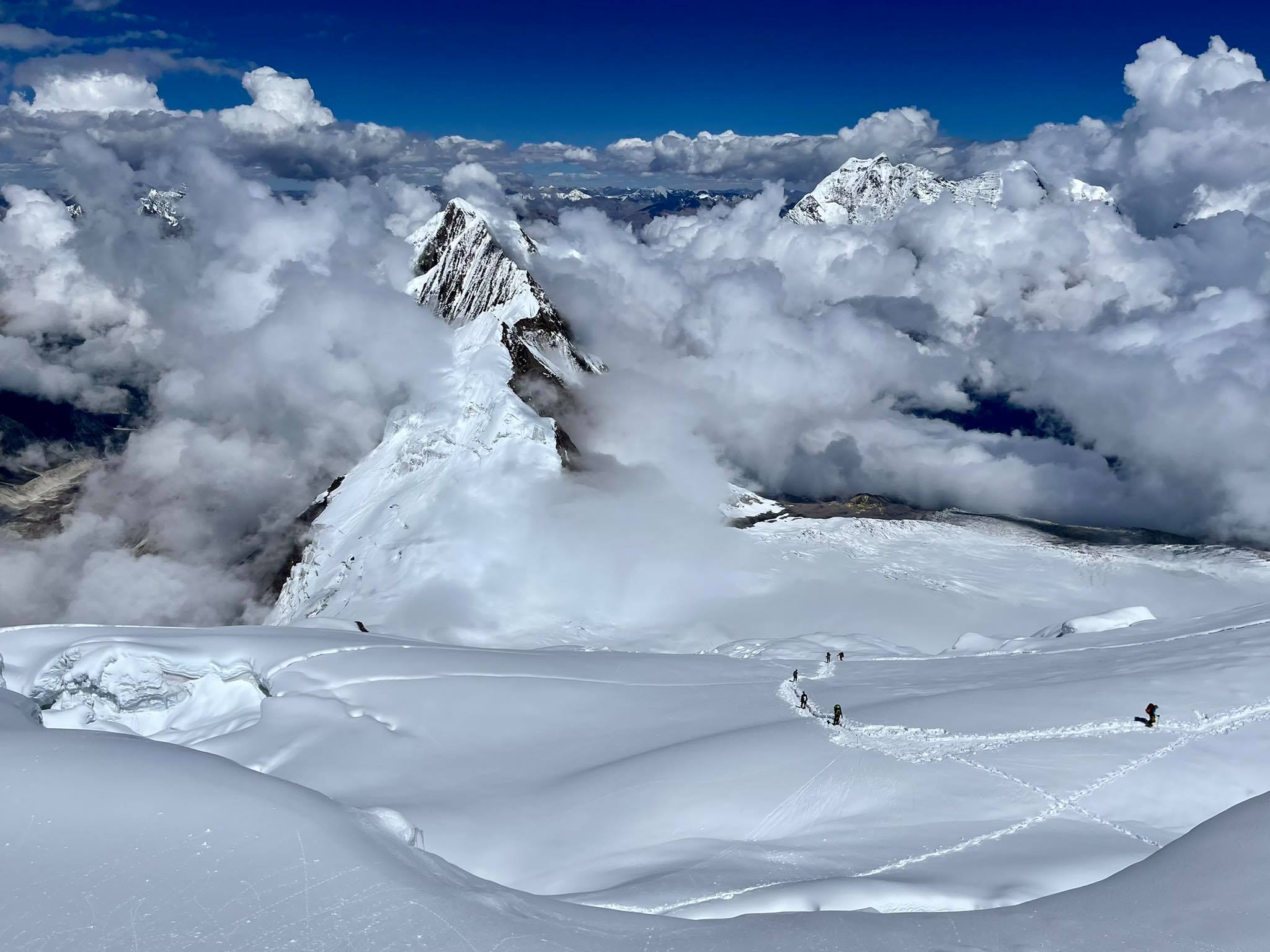 Фото альпиниста на горе