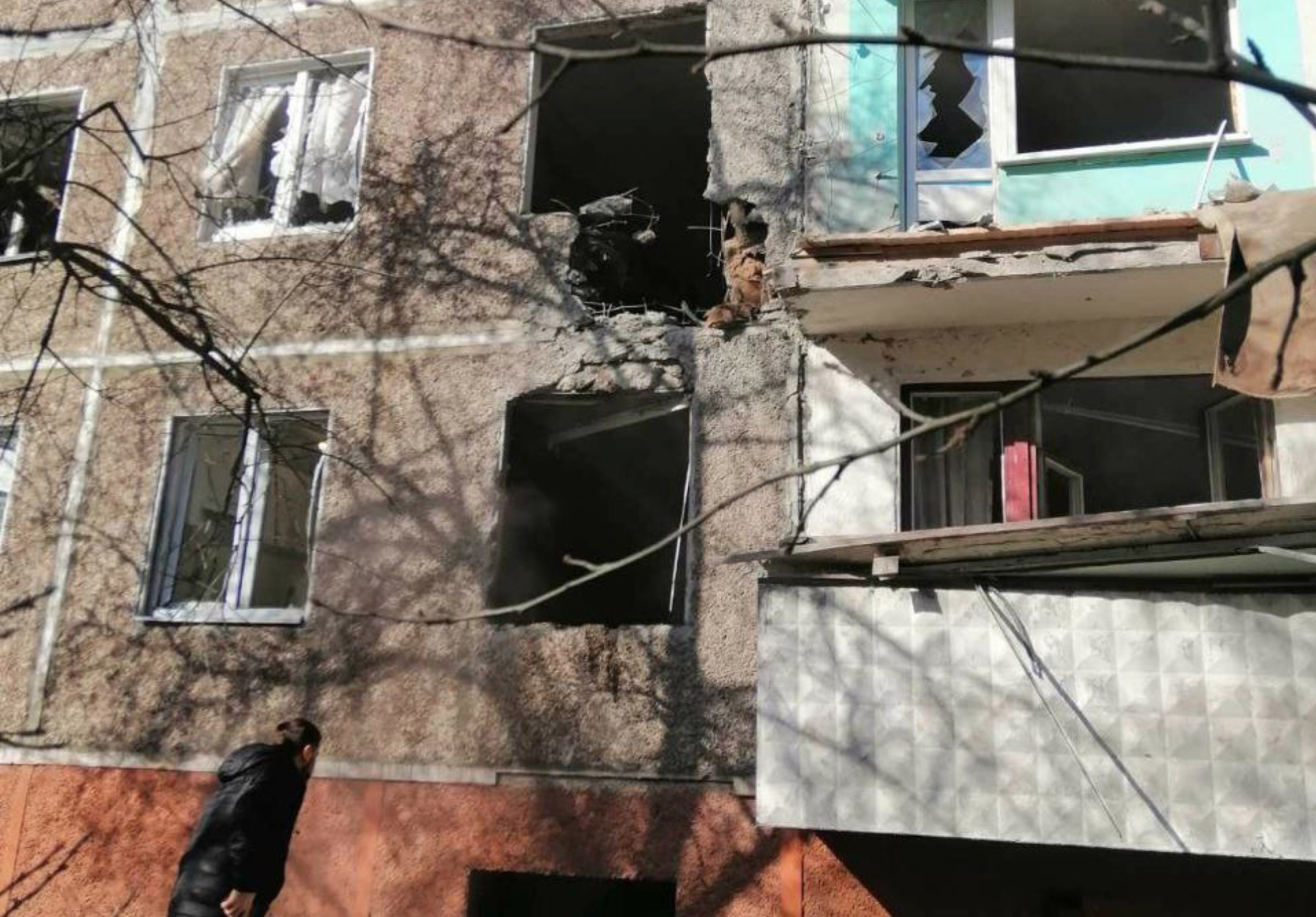 Чернигов последние новости. Дом в Украине разбомбили. Обстрел многоэтажного дома в Чернигове.