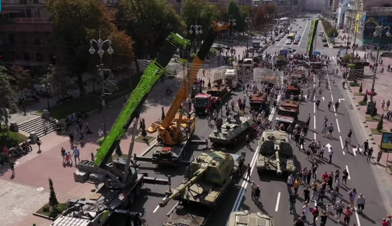 Зеленский прокомментировал "Парад" военной техники РФ в Киеве: видео