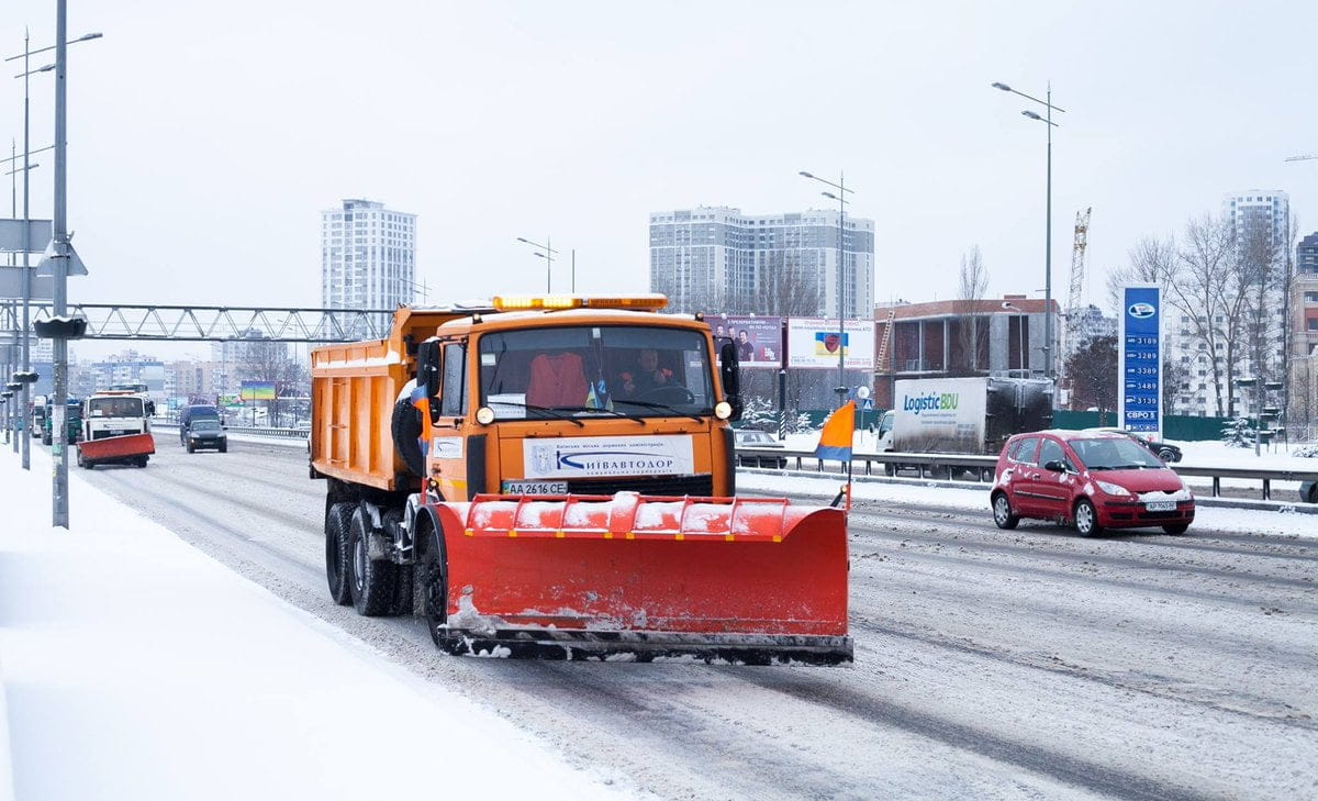 Несвоевременно убранный снег: в Киеве массово выписывают 