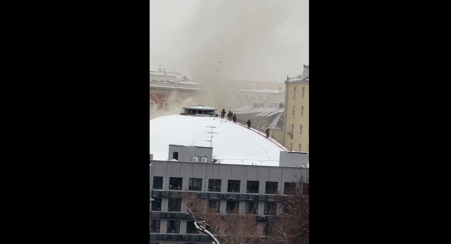 Поднимается дым: в центре Москвы вспыхнул пожар в театре сатиры, видео